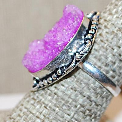 Size 8½ Oval PINK Rough-Cut Quartz Gemstone Ring with a 6 Loop Surround on a Silver Tone Band (7.2g)