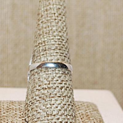 Size 8 HALF CIRCLE Shape MILKY OPALITE Gemstone Ring with Full Rope Surround on a Silver Tone Band (4.5g)