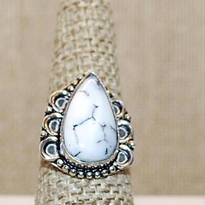 Size 7½ PEAR Shaped DENDRITE OPAL Gemstone Ring with a 6 Loop Surround on a Silver Tone Band (4.7g)