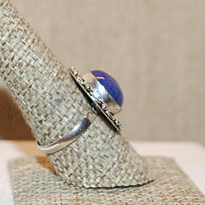 Size 9 ROUND PURPLE LAPIS LAZULI Gemstone Ring with a Full Surround on a Silver Tone Band (5.7g)