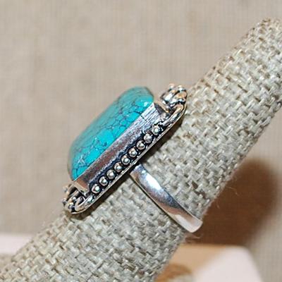 Size 8½ RECTANGLE Shaped Crackled TURQUOISE Gemstone Ring with a 8 Loop Surround on a Silver Tone Band (7.5g)
