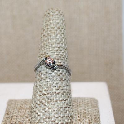 Size 7½ Delicate CHAMPAGNE Colored Round Stone with Side Swirls on a Silver Tone Band (2.0g)