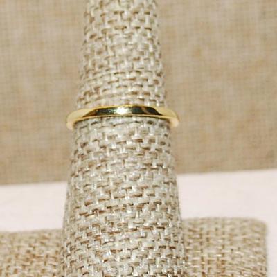 Size 6 ¼ Single Round Clear Main Stone with Side Accents on an Overlap Style Gold Tone Band (2.0g)