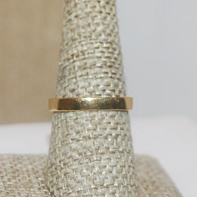 Size 8½ Gold Colored Filigree Style Oval RING on a Gold Tone Band (2.3g)