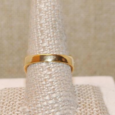 Size 10 "Gold Eagle on Black" Ring with a Square of Brilliant Clear Stones on a Gold Tone Band (6.9g)