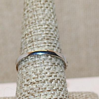 Size 8¼ Round 4 Prong YELLOW CITRINE Stone Ring with Side Infinity Loops on a Silver Tone Band (2.7g)