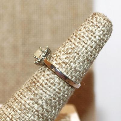 Size 6 Small Round Iridescent Stone Ring with a Circle of Accent Stones on a Silver Tone Band (1.9g)