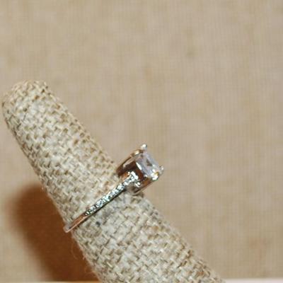 Size 6¼ Large Beveled Clear Stone Nested Ring with Tiny Clear Stone Side Accents on a Silver Tone Band (2.4g)