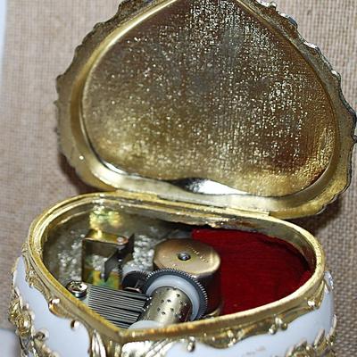 Heart Shape HINGED Trinket/Music Box COMBO (3¾" x 3½" x 2¼") - Plays "HAPPY BIRTHDAY" - "The San Francisco...