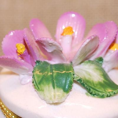 Petite Round HINGED Purple Violets Trinket Box 1½" Circ. x 2" H with Gold Tone Accents