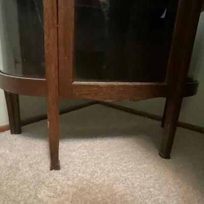 Sale Photo Thumbnail #10: Beautiful well taken care of Oak antique curio cabinet with front door key