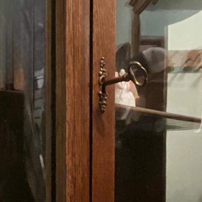 Sale Photo Thumbnail #8: Beautiful well taken care of Oak antique curio cabinet with front door key