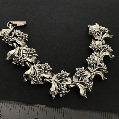 Beautiful vintage, silver toned bracelet