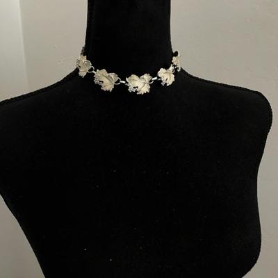 Vintage Sarah Coventry, whispering leaves white enamel and Silvertone choker necklace from the 1950s, 1960s excellent condition