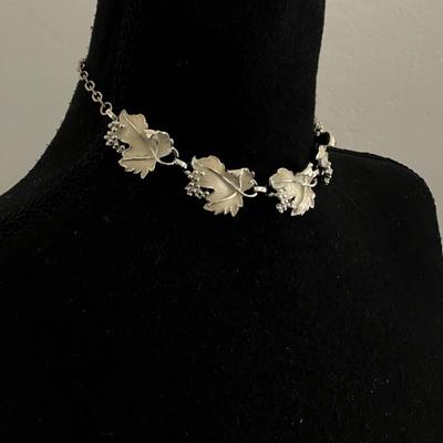 Vintage Sarah Coventry, whispering leaves white enamel and Silvertone choker necklace from the 1950s, 1960s excellent condition