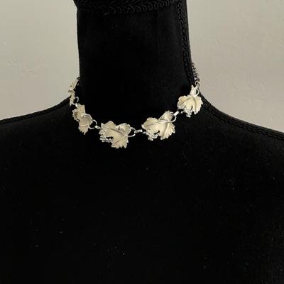 Vintage Sarah Coventry, whispering leaves white enamel and Silvertone choker necklace from the 1950s, 1960s excellent condition
