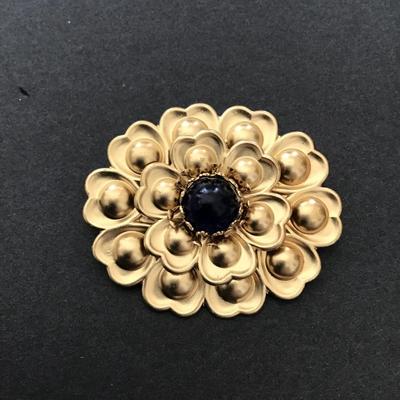 Pretty vintage, flower, brooch, blue cabochon Gold toned