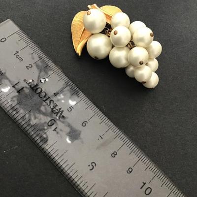 Vintage, goldtone, grape cluster brooch