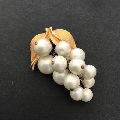 Vintage, goldtone, grape cluster brooch