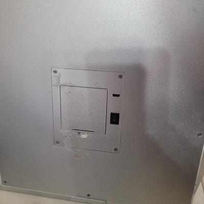 Sale Photo Thumbnail #619: Mirror mirror on the counter. Works, takes 4 AA batteries. Has differing hues for the bulbs, natural, soft and daylight.