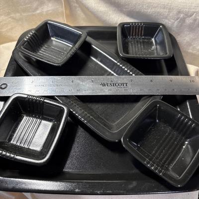 Black serveware, cloth napkins & napkin rings!