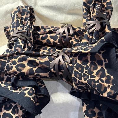 Black serveware, cloth napkins & napkin rings!