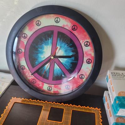 Sale Photo Thumbnail #662: Ni idea if the glass clock works, it takes a small battery that I did not have.