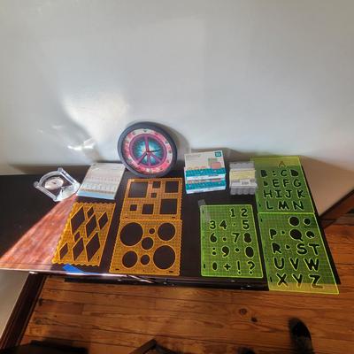 Sale Photo Thumbnail #659: Ni idea if the glass clock works, it takes a small battery that I did not have.