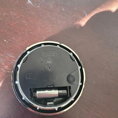 Sale Photo Thumbnail #666: Ni idea if the glass clock works, it takes a small battery that I did not have.