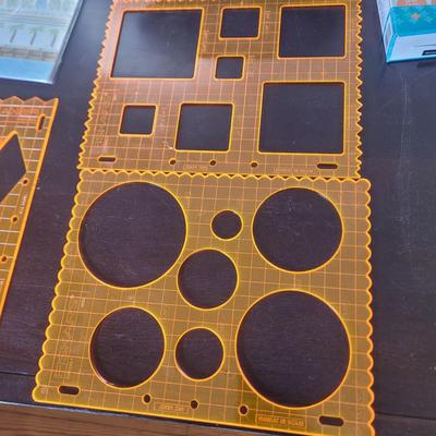 Sale Photo Thumbnail #663: Ni idea if the glass clock works, it takes a small battery that I did not have.