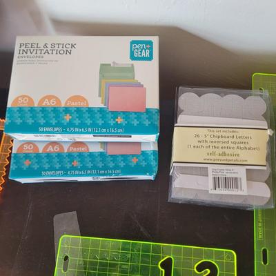 Sale Photo Thumbnail #661: Ni idea if the glass clock works, it takes a small battery that I did not have.