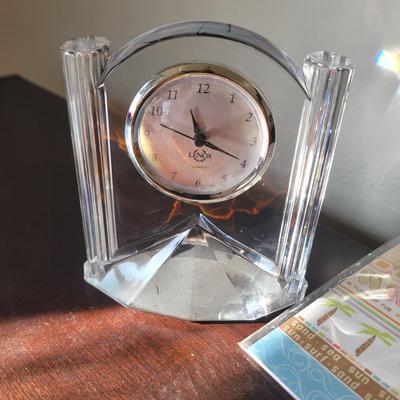Sale Photo Thumbnail #665: Ni idea if the glass clock works, it takes a small battery that I did not have.