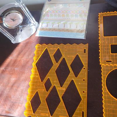 Sale Photo Thumbnail #664: Ni idea if the glass clock works, it takes a small battery that I did not have.