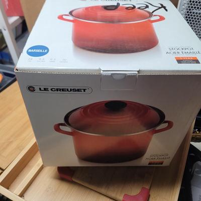 Sale Photo Thumbnail #763: Stockpot only opened to verify color. This one is blue.