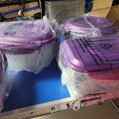 Sale Photo Thumbnail #782: Containers are new and heavy duty locking kitchen containers