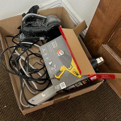 WDTR  Heat Gun and a Hand Held Vacuum Plus Cords