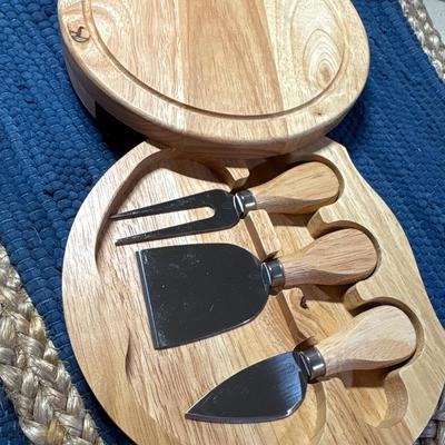Toscana cheese tools in round wood container, plus four placemats!