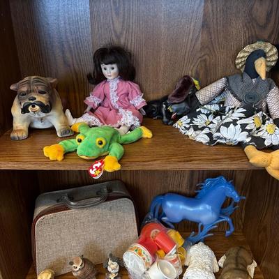 Vintage doll suitcase w-acrylic handle, figurines, toys