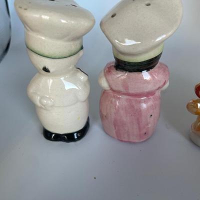 Man/woman S&P shaker and small bear bud vase