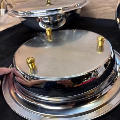 2 matching serving dishes