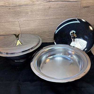 2 matching serving dishes