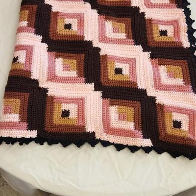 Sale Photo Thumbnail #170: Gorgeous handmade log cabin afghan