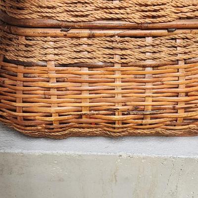 Sale Photo Thumbnail #402: Big picnic basket with plates, bowls, cups tablecloth and napkins...so cute