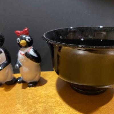 Plastic Penguin S&P with black bowl