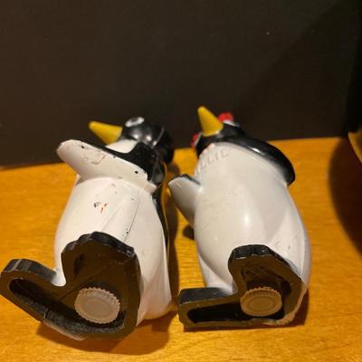 Plastic Penguin S&P with black bowl