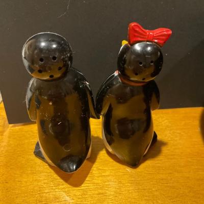 Plastic Penguin S&P with black bowl
