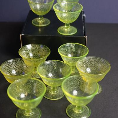 Sale Photo Thumbnail #2: Lot 1

L.E Smith Glass  EArly 20th century.Vaseline crackle glass sherbet dessert set 
unique set of sherbets with plates. 
three mold blown 
There are two colors in the mix. One is the vaseline color for the sherbets except two are yellow . the plates ar