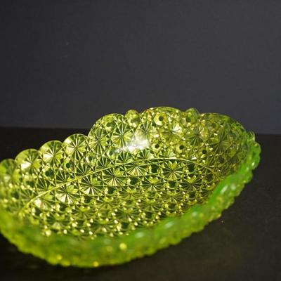 Sale Photo Thumbnail #21: Lot 4

Antique vaseline glass oblong bowl of yellow glass. light green hue
1890's American Pattern glass 

Daisy& Button pattern 
The bowl is higher on one end . 

Measures: 10" by 6 1/2"  Height: 2" to elevate 2 1/2" at the opposite end, 

Uranium conten