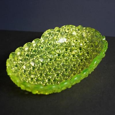 Sale Photo Thumbnail #23: Lot 4

Antique vaseline glass oblong bowl of yellow glass. light green hue
1890's American Pattern glass 

Daisy& Button pattern 
The bowl is higher on one end . 

Measures: 10" by 6 1/2"  Height: 2" to elevate 2 1/2" at the opposite end, 

Uranium conten