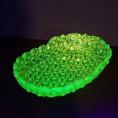 Sale Photo Thumbnail #24: Lot 4

Antique vaseline glass oblong bowl of yellow glass. light green hue
1890's American Pattern glass 

Daisy& Button pattern 
The bowl is higher on one end . 

Measures: 10" by 6 1/2"  Height: 2" to elevate 2 1/2" at the opposite end, 

Uranium conten